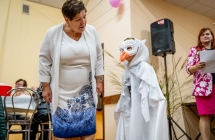 Kobieta oraz dziecko w stroju gęsi 